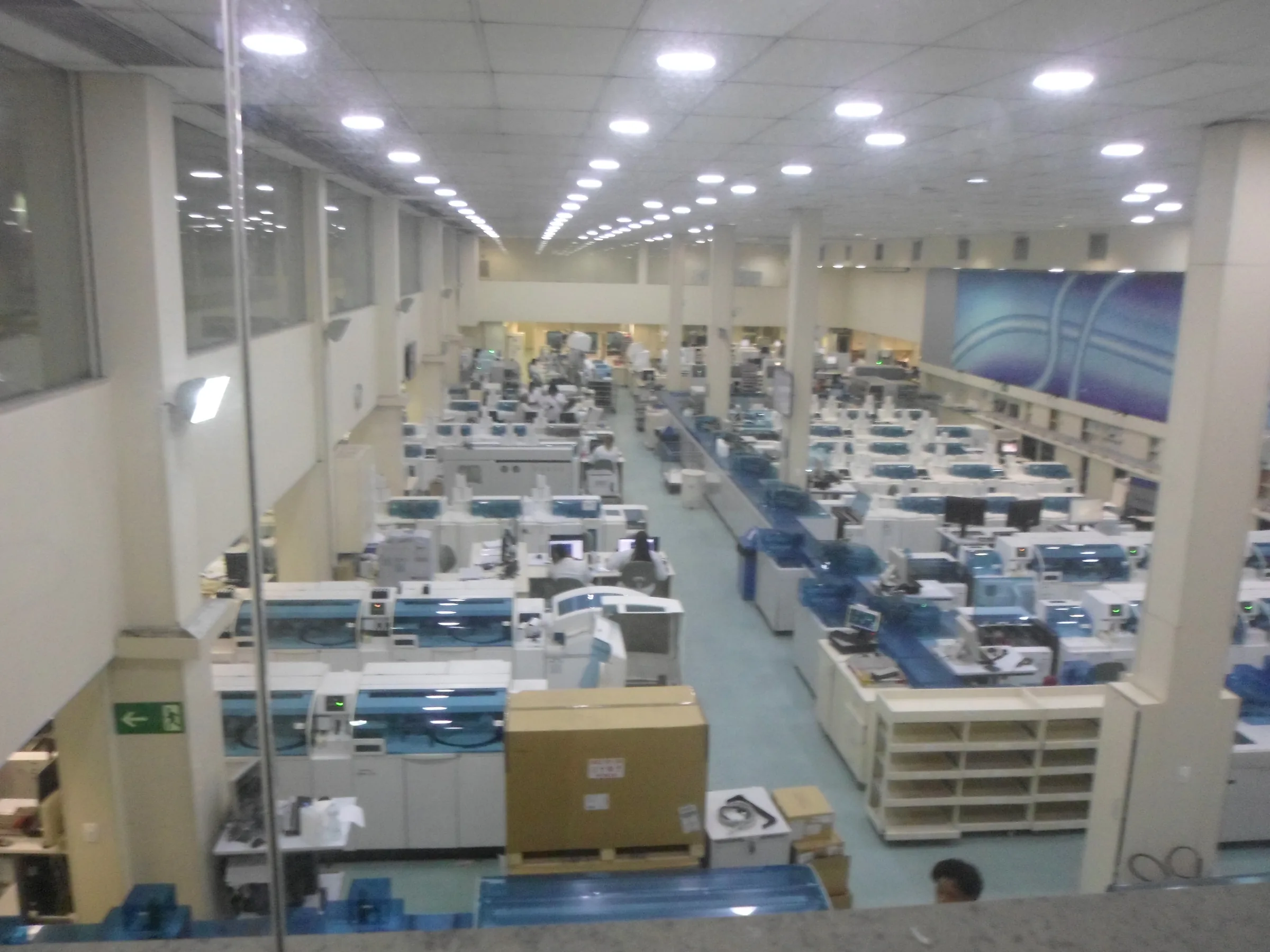 Interior de laboratório clínico com sistemas de análise automatizados