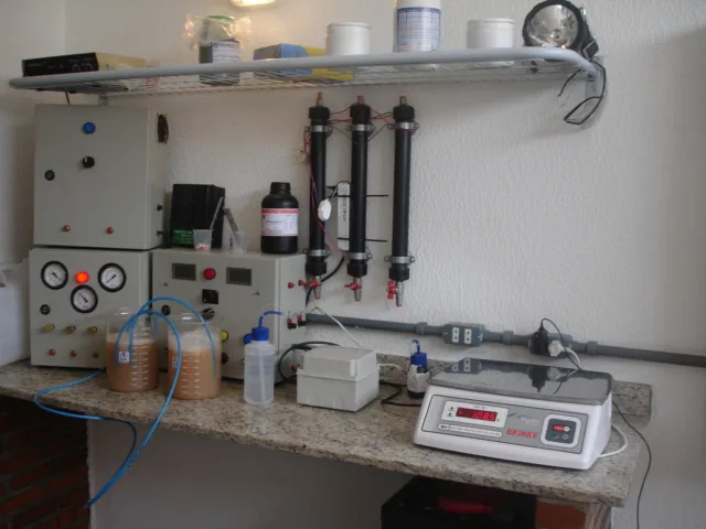 Bancada laboratorial com sistema de osmose reversa, balança analítica e amostras de efluente