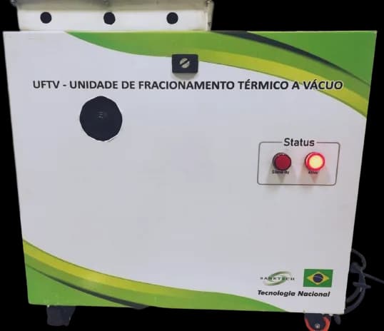 Unidade UFTV — fracionamento térmico a vácuo com identificação "Tecnologia Nacional"
