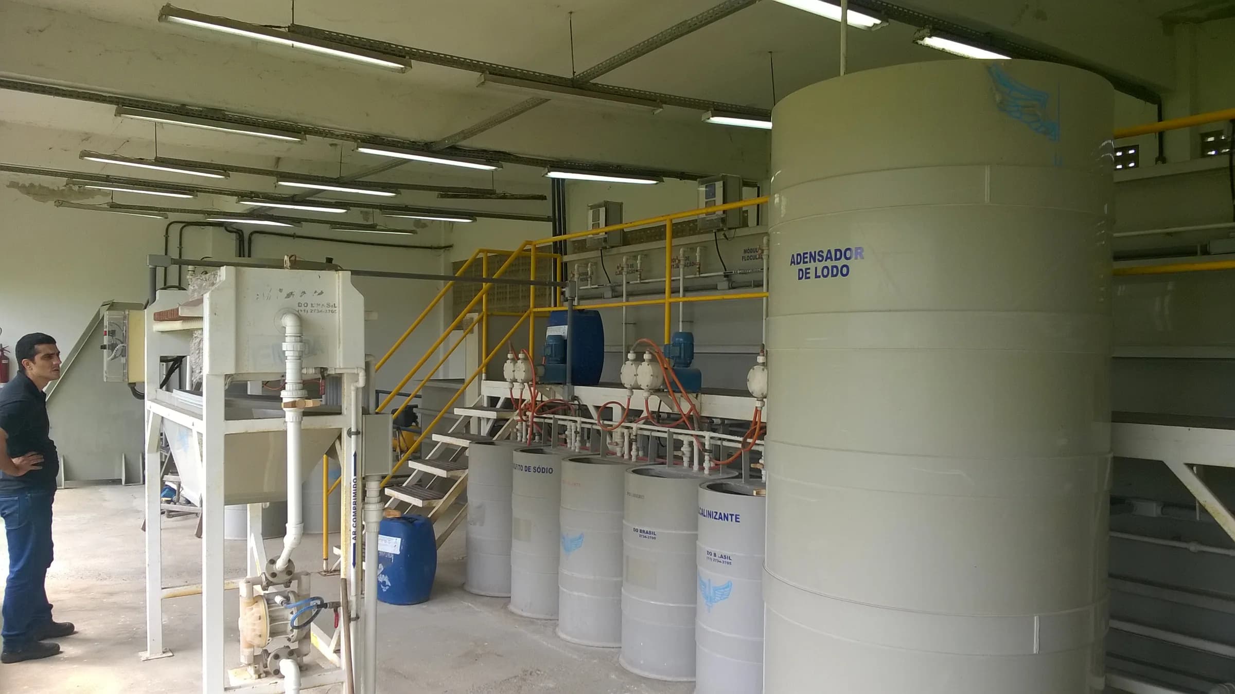 Sala de adensador de lodo com tanques verticais e sistema dosador de químicos