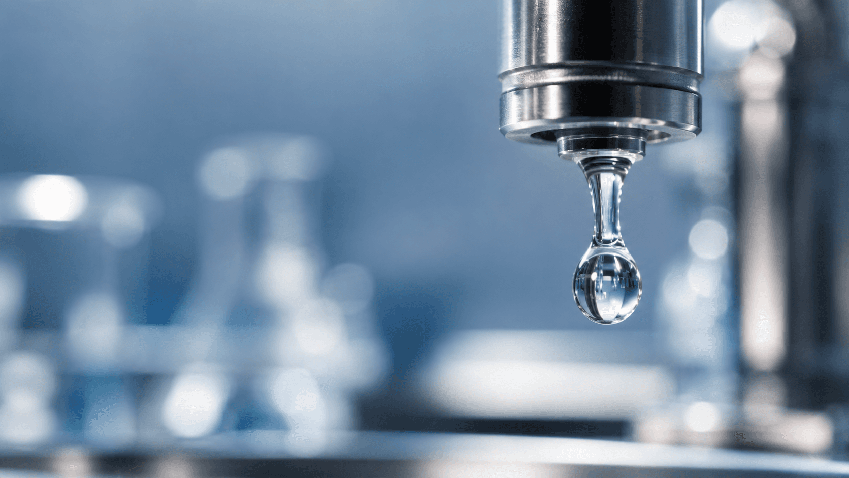 Gota de água ultrapura em tubo de dispensação de laboratório — fotografia macro.
